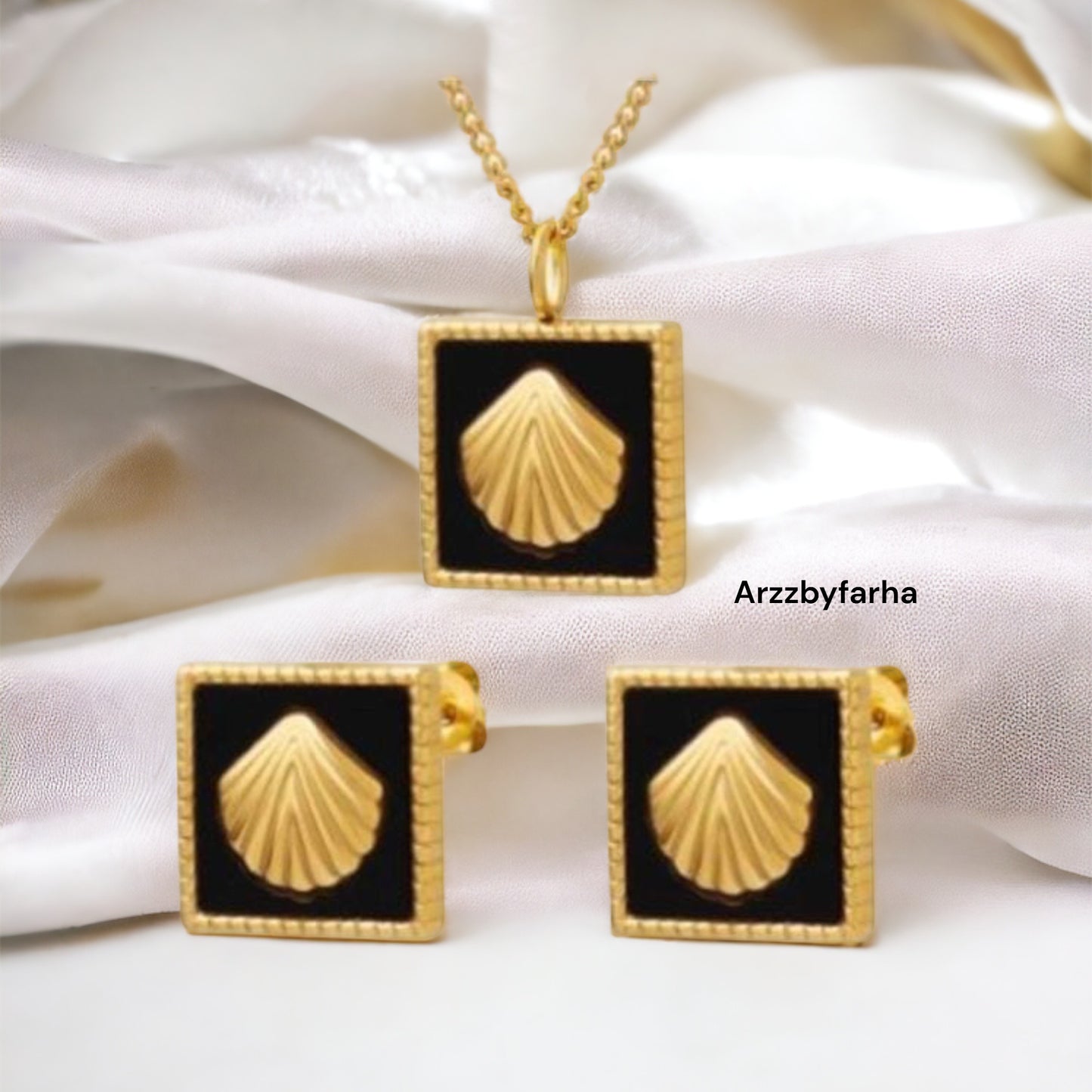 18k Gold Plated Set of Pendant Chain & Studs