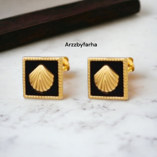 18k Gold Plated Black Shell studs Earring