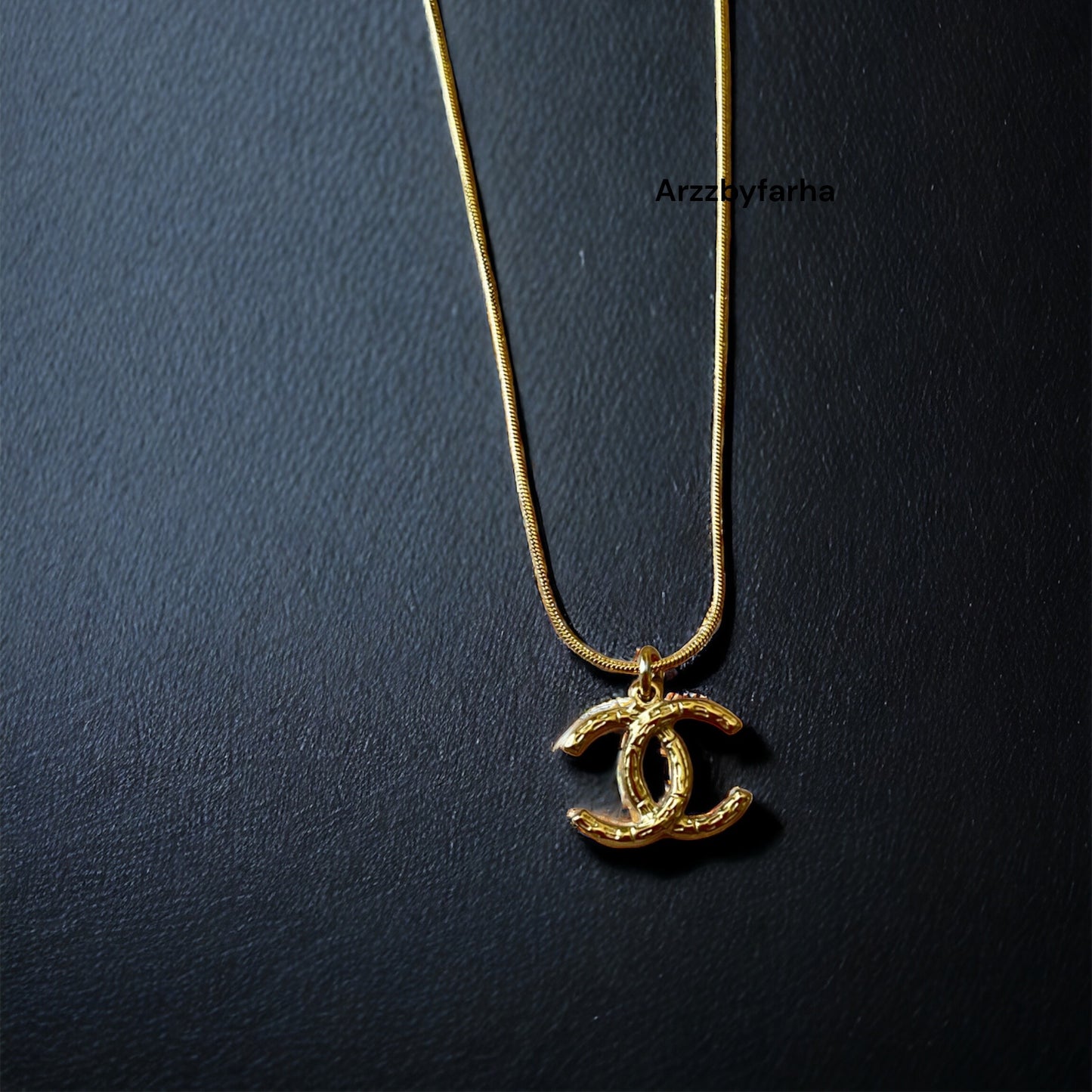 Elegant Gold Pendant Necklace