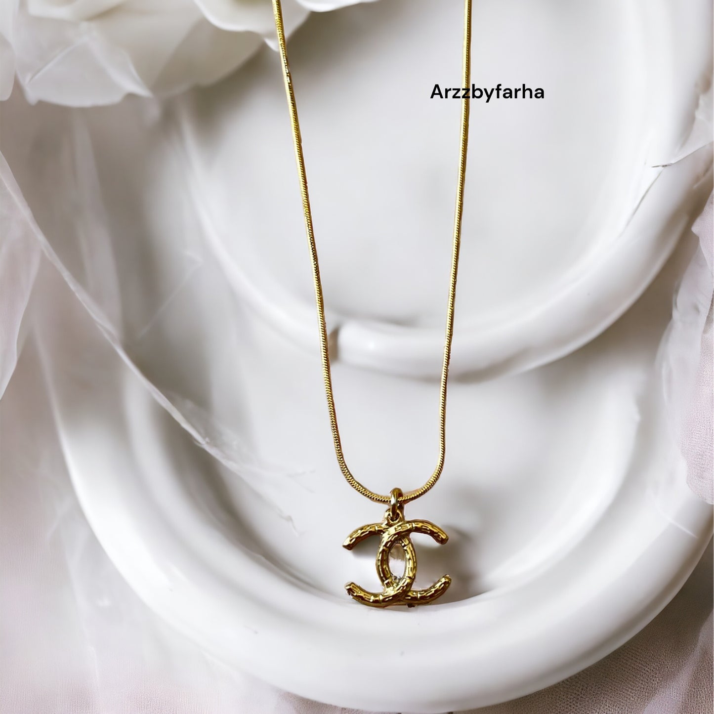 Elegant Gold Pendant Necklace