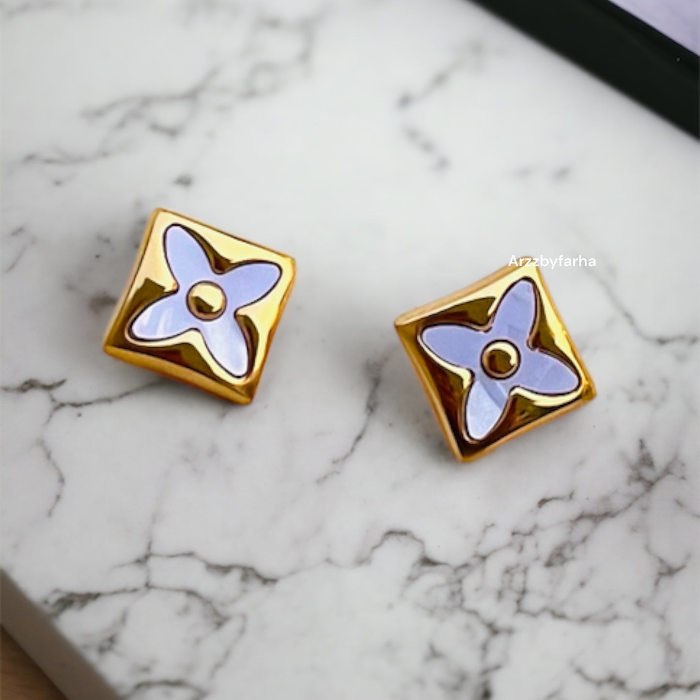 18k Gold Clover White Studs Earring