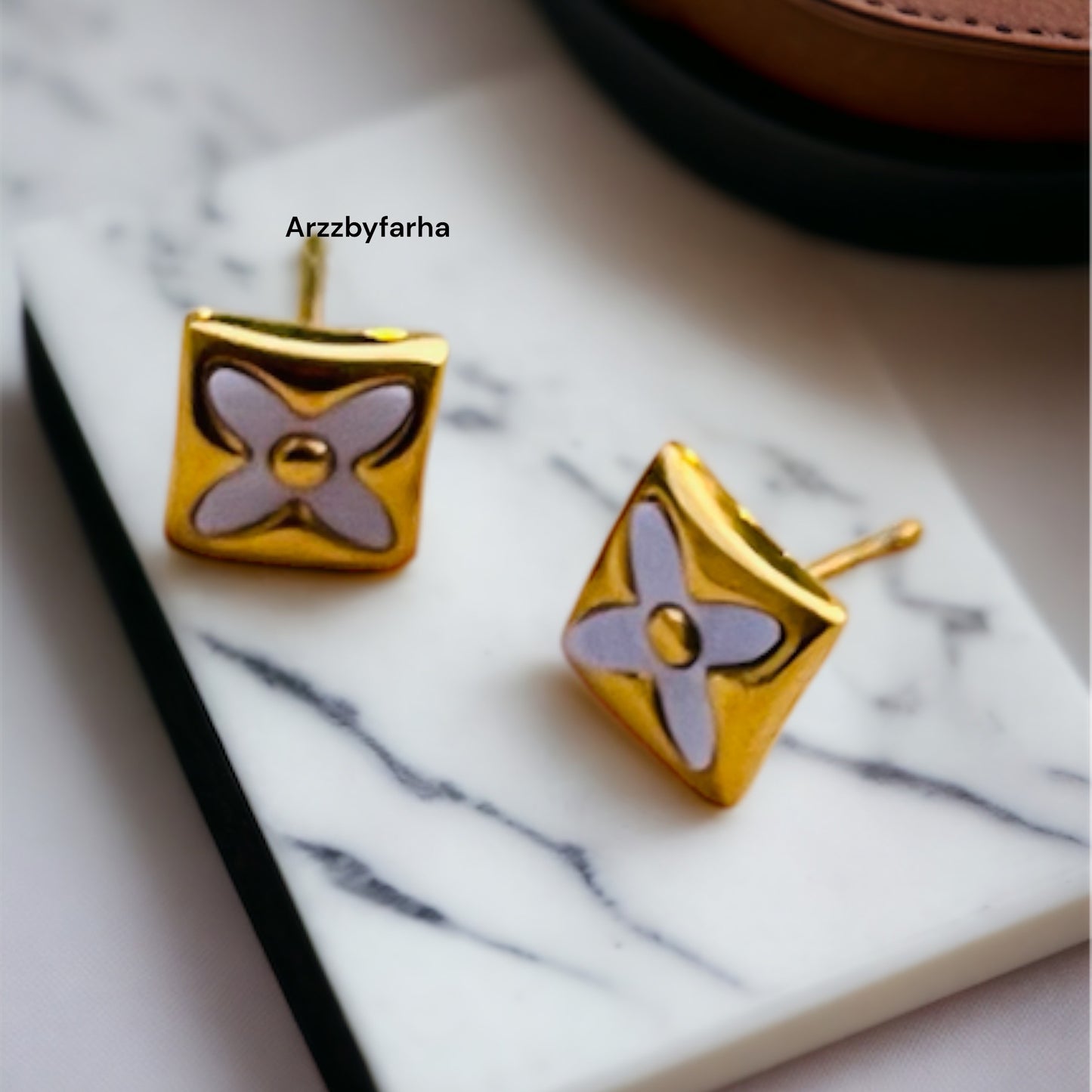 18k Gold Clover White Studs Earring